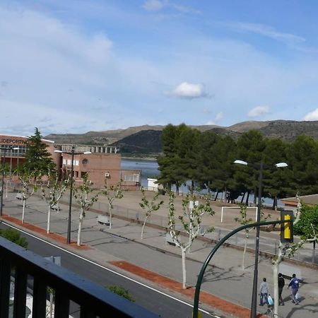 Hostal Rodes Mequinenza Eksteriør bilde